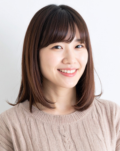 30-40代女性の分け目におすすめヘアアレンジ・頭頂部から前髪を下すの女性の写真