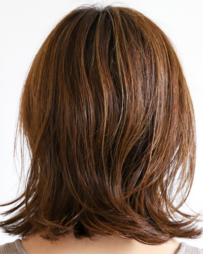 30-40代女性の分け目におすすめヘアアレンジ・レイヤーカットの女性の写真