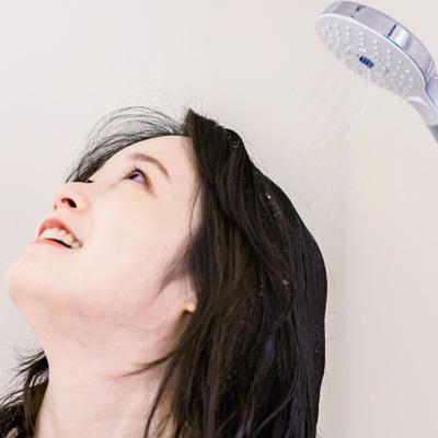 頭皮にシャワーを浴びる女性の写真